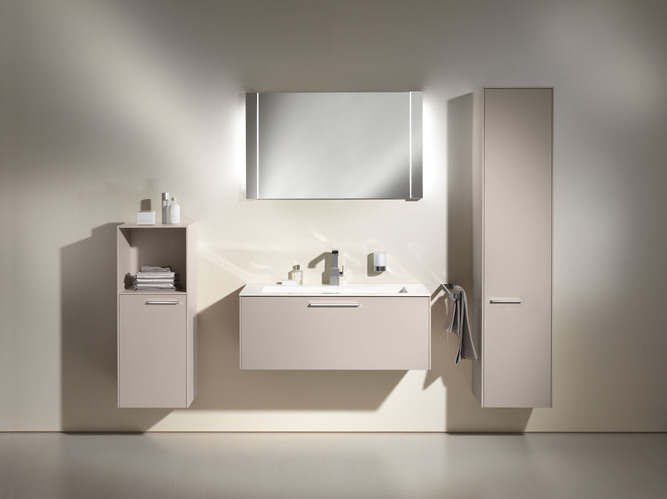 Lavabo Royal 60 de KEUCO, espejo con luz con armario bajo lavabo, armario alto y armario medio