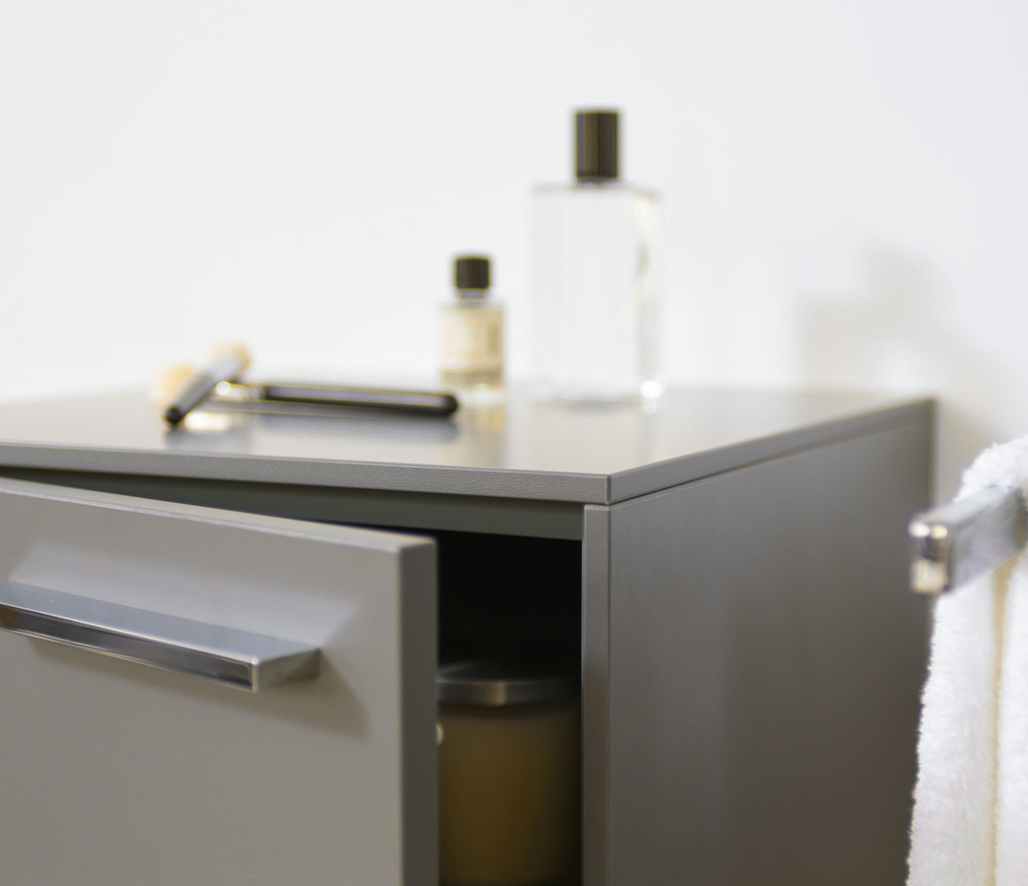 Detalle de lavabo Royal 60 de KEUCO con toallero de barra
