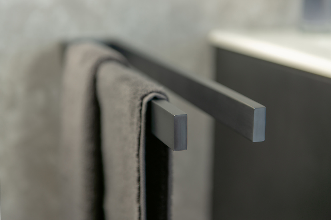 EDITION 11 Black Concept Towel rail